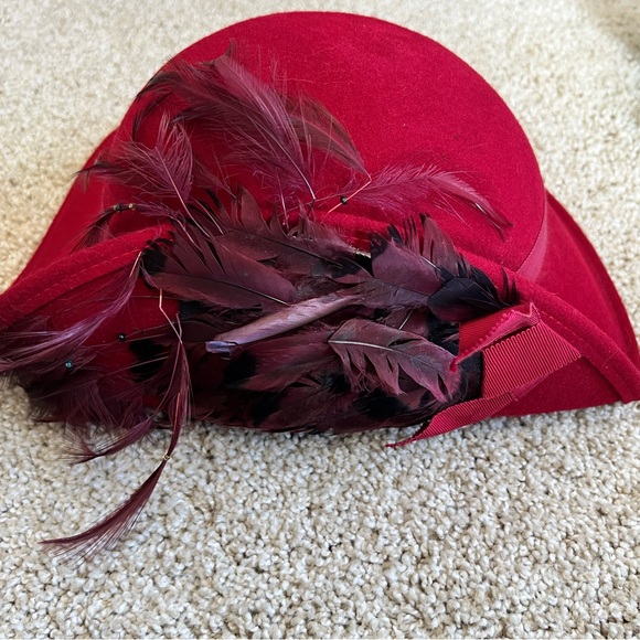 Vintage Peachfelt Elegant Red Feathered Women's Hat - Picture 1 of 6